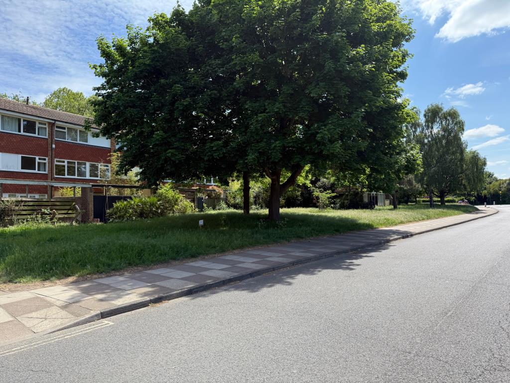 Lot: 44 - FREEHOLD PARCEL OF LAND - Land alongside Riverside Drive near Teddington Lock